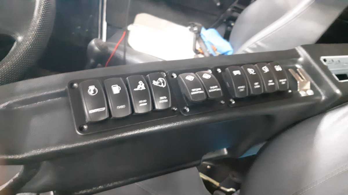 Полка под магнитолу и колонки УАЗ Хантер / 469 (цвет: черный) пластик ...